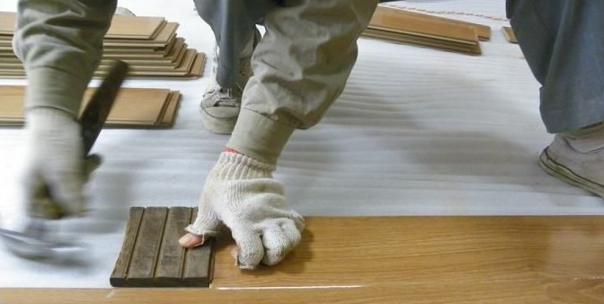 防止用打木楔加鐵釘的固定方式